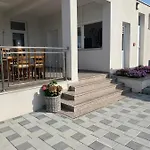 Prázdninový dům Avarka House, Cozy Family Place, Free Parking And Wifi, In Camp Dalmatino