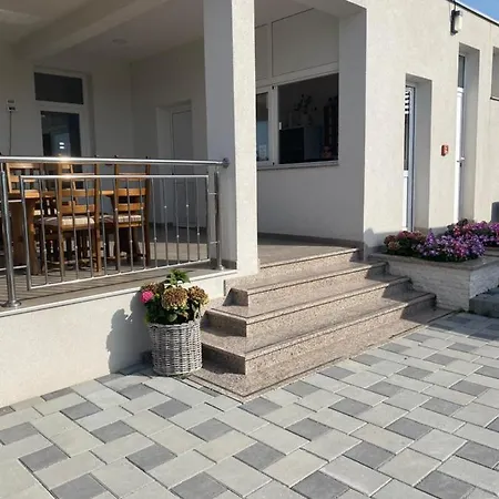 Ferienhaus Avarka House, Cozy Family Place, Free Parking And Wifi, In Camp Dalmatino